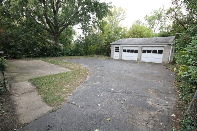 Building Photo - 3 Bedroom ~ Clintonville
