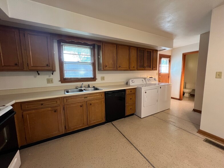 Building Photo - 2102 Pond St