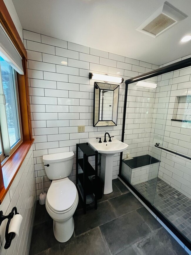 Building Photo - Wonderfully Eclectic Bainbridge Home, Perfect for Nature Lovers!