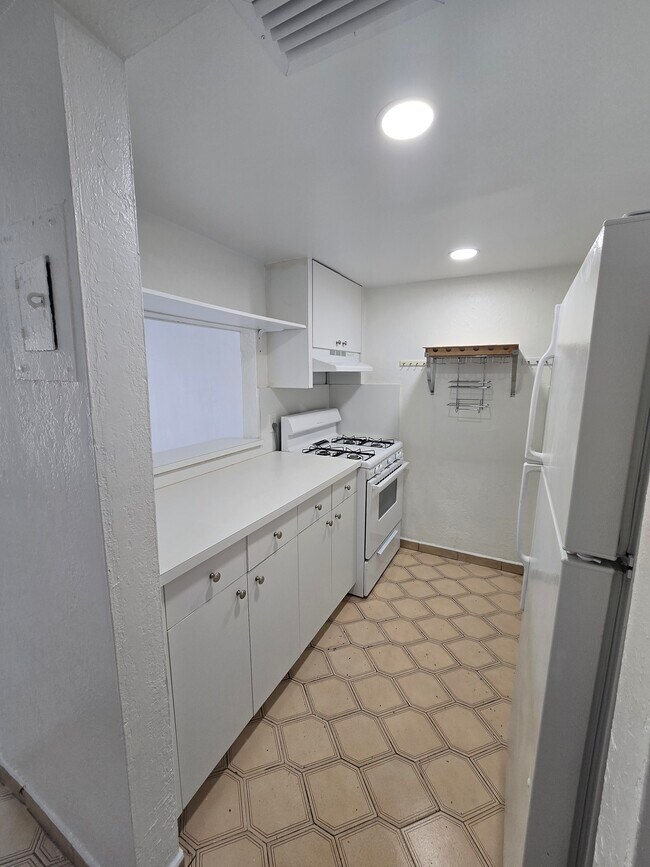 Building Photo - 1305 W 53rd St