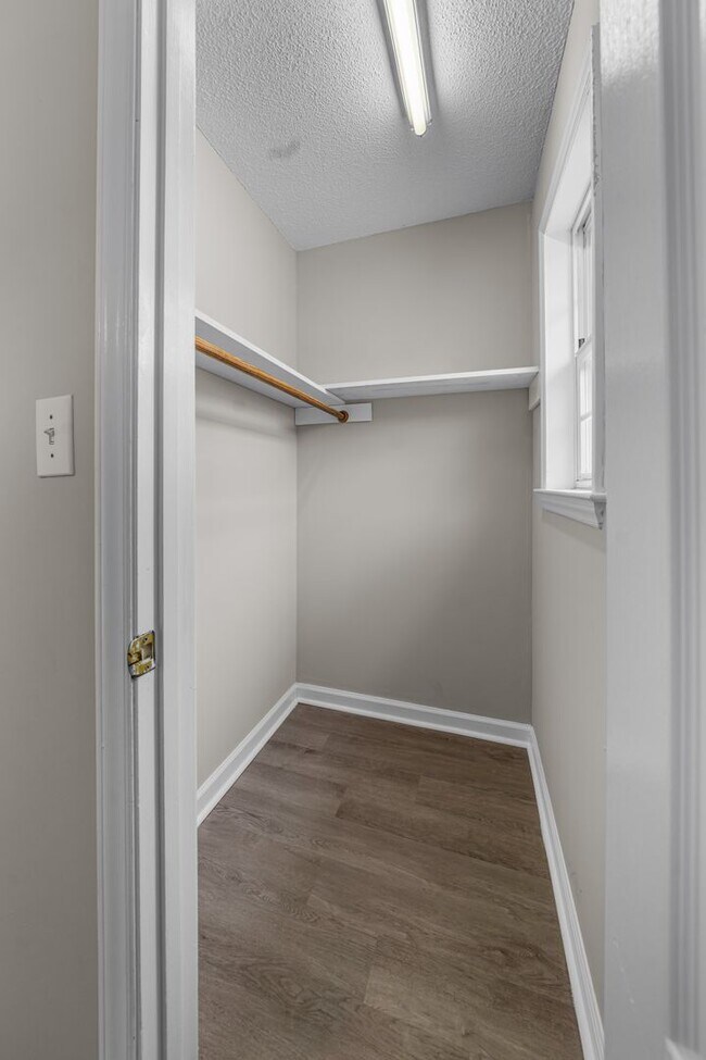 Building Photo - 111 Henley Pl