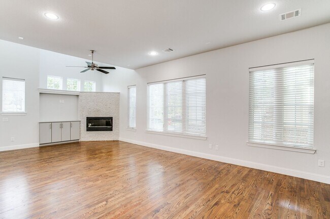Building Photo - Exclusive Oak Lawn Townhome with Stunning ...