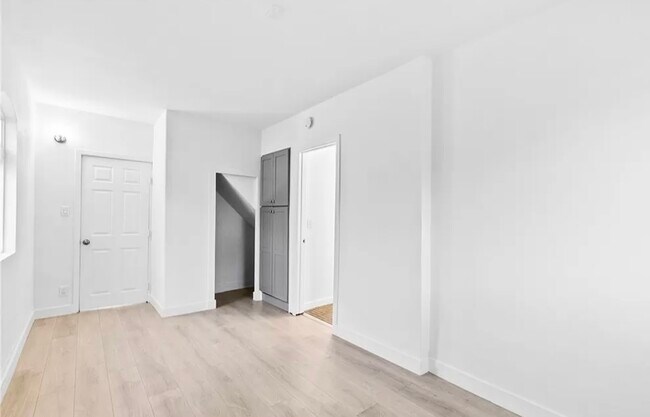Building Photo - 561 W 12th St