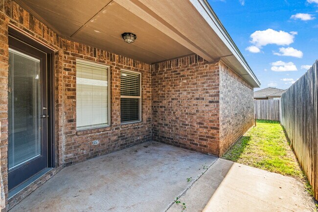 Building Photo - Spacious 3BR/2BA Duplex with 2-Car Garage & Stainless Appliances