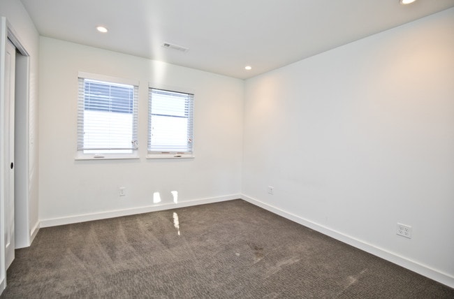 Building Photo - 730 W Stone St