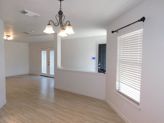 Building Photo - Creekside