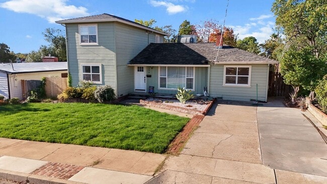 Building Photo - Large Family Home