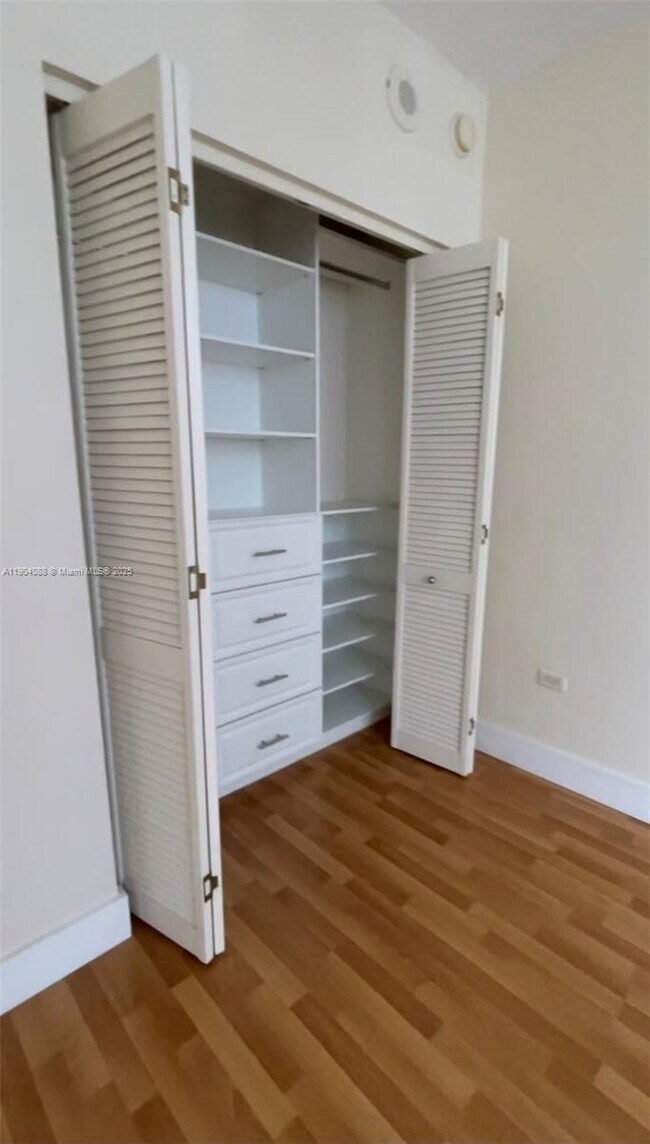 Building Photo - 801 Brickell Key Blvd