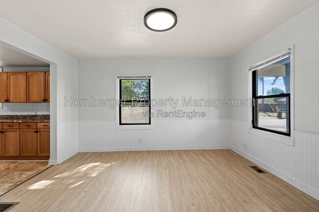 Building Photo - 1327 E Walton Ave