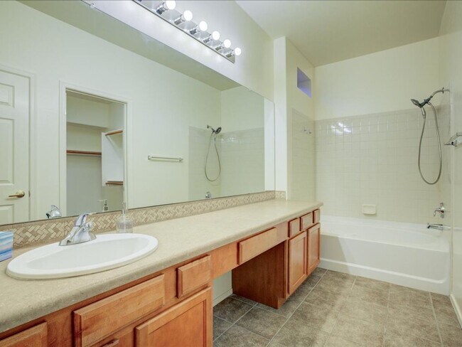 Building Photo - Spacious 3 Bedroom 2 Bathroom Home with Large Backyard & 2 Car Garage!