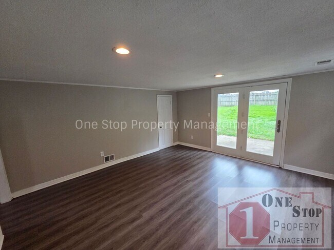 Building Photo - Updated 4 Bedroom, 2 Bathroom Duplex in Overland Park, Kansas