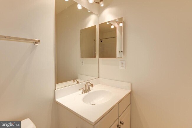 Building Photo - 1984 Crescent Park Dr