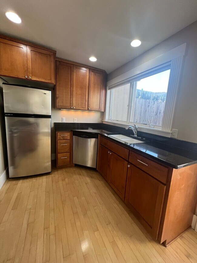 Building Photo - One Bedroom, One bath Apartment in Downtown Ashland | Available Now