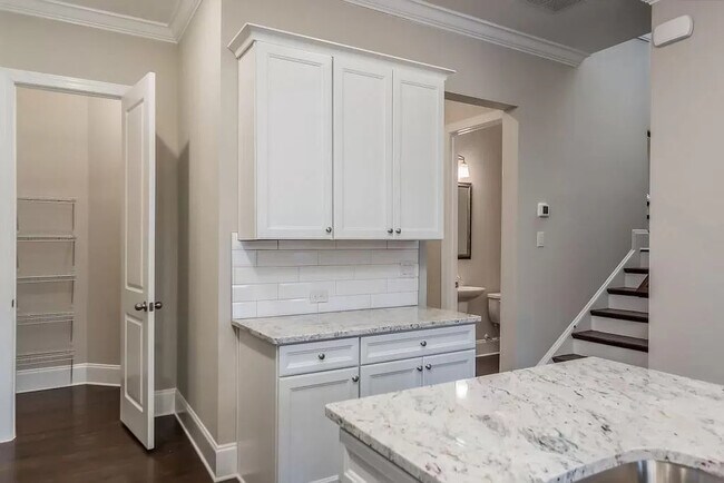 Building Photo - 611 N Main St