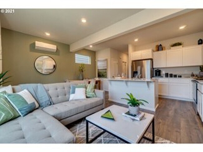 Building Photo - 3 Bed 2.5 Bath Home in Vancouver! Stainles...