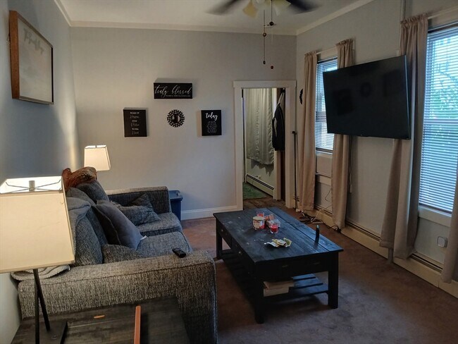 Building Photo - 293 Linden St