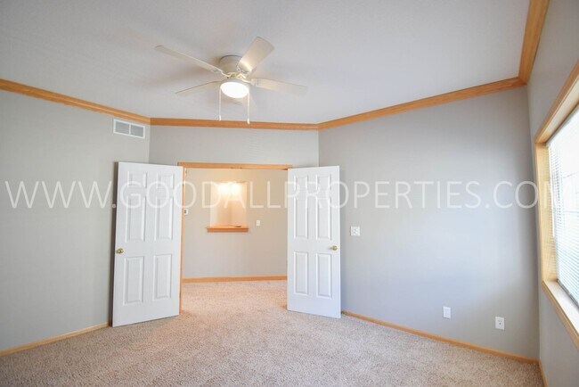 Building Photo - 2 Bedroom 2 bath Town Home in West Des Moines