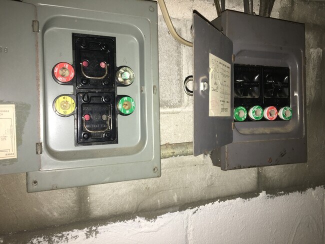 Building Photo - 2716 Wood Dr NE