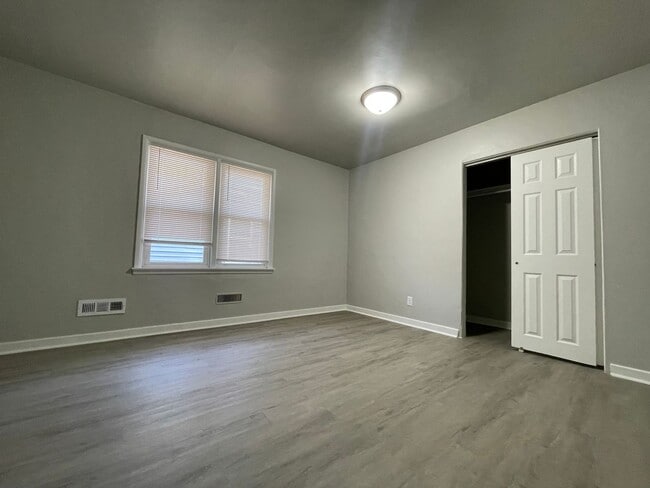 Building Photo - 4 Bedroom 1.5 Bath Home In Gary, IN