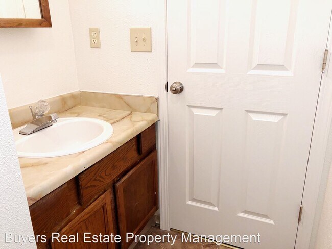 Building Photo - 1300 Balfour Dr