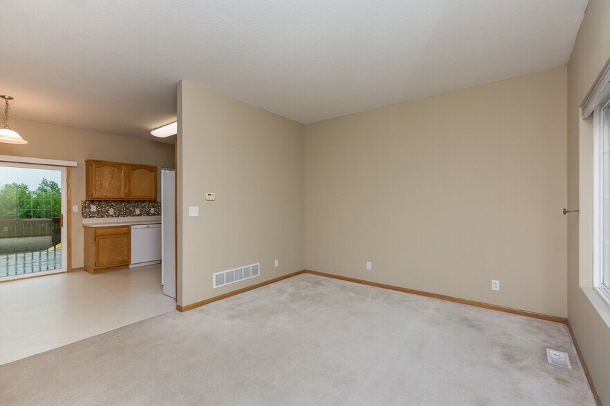 Building Photo - 505 SE Crabapple Dr