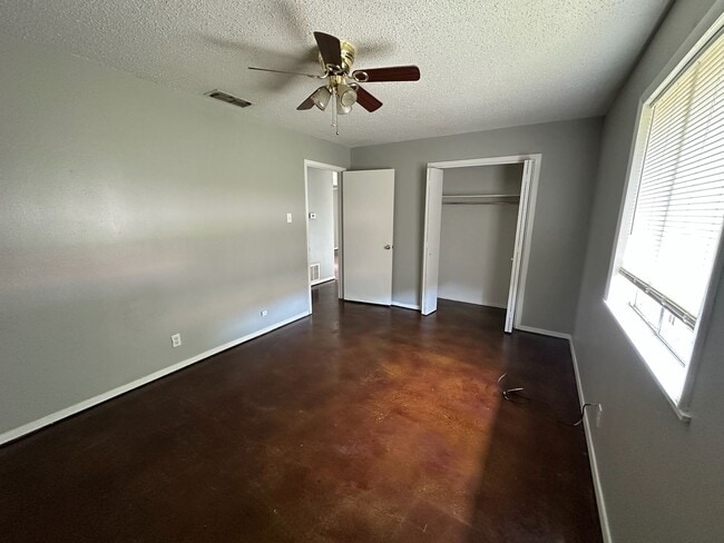 Building Photo - 210 Memory Ln