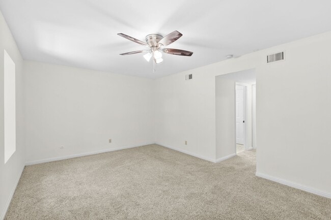 Building Photo - Spacious 1,440 SF Central West End Home with Garage Parking, Pool Access & Close to BJC/WashU