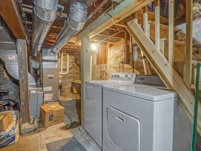 Building Photo - Classic 2-Bedroom Home in Phillips Neighborhood Pets Welcome!
