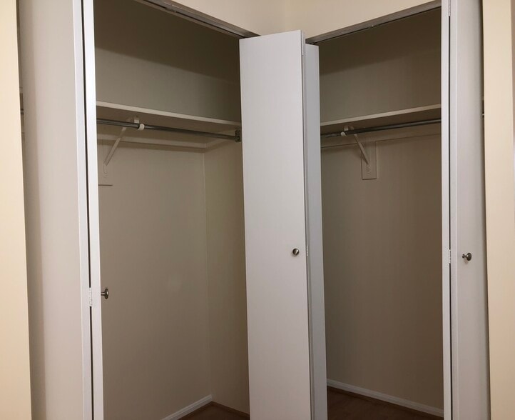 Main BR Closets - 15115 Interlachen Dr