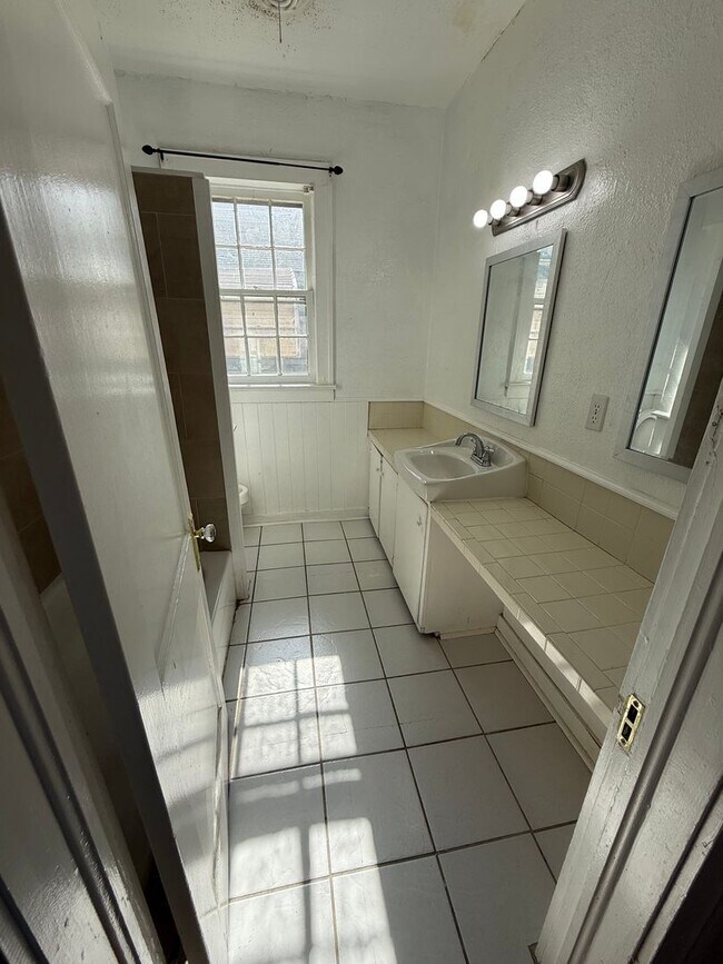 Building Photo - 905 S 23rd St