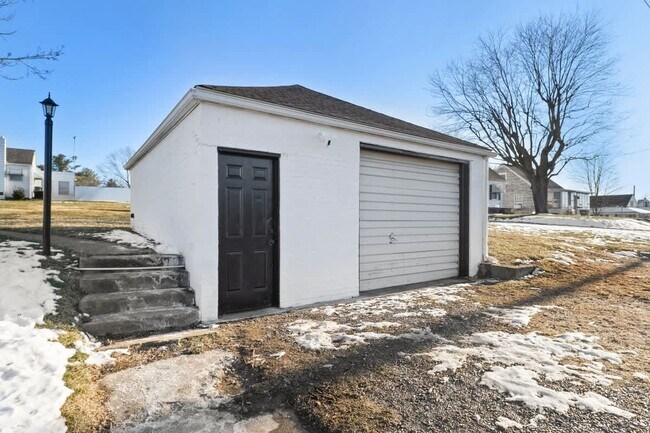 Building Photo - 701 S 2nd St