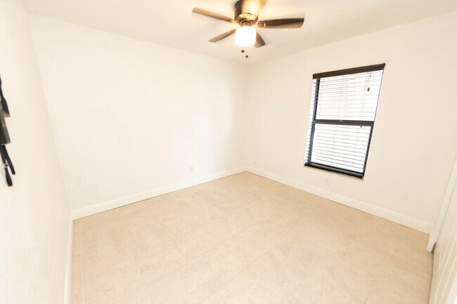 Building Photo - 11060 S Lakeview Dr