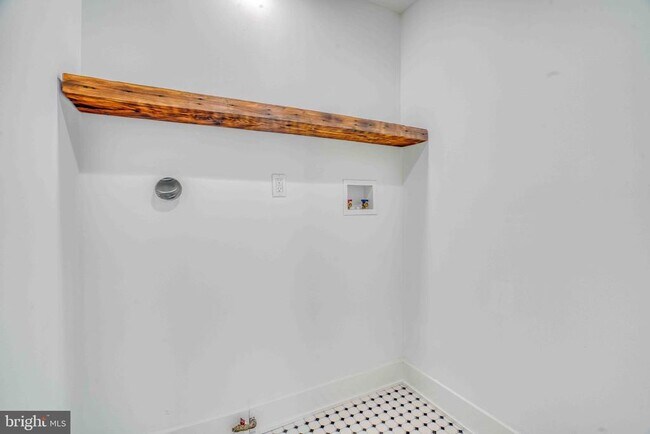 Building Photo - 2832 Edgemont St
