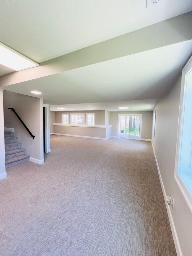 Building Photo - Luxury Rental