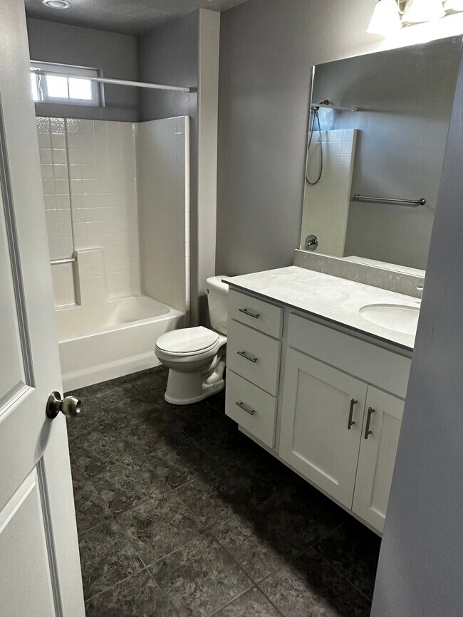 Upstairs Bath - 103 E 700 N