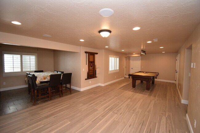 Building Photo - Stunning 6 bedroom 3 bathroom home in Daybreak South Jordan!!!