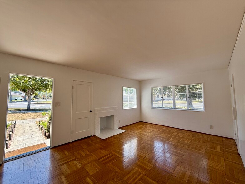 Building Photo - 5530 Village Grn