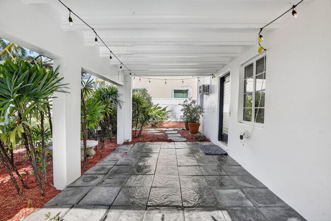 Building Photo - 501 SW 5th St