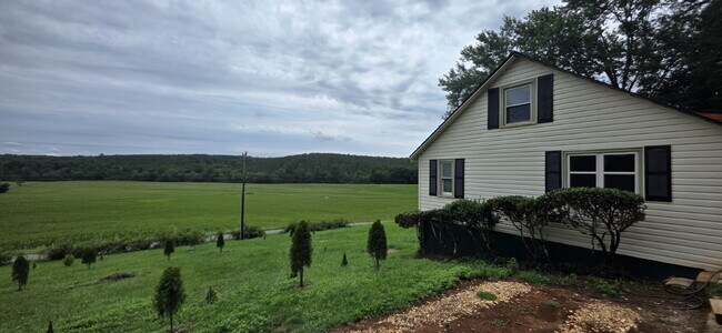 Building Photo - Cute 2 bedroom/ 1.5 bath single family home for rent in a quiet country setting but minutes from ...