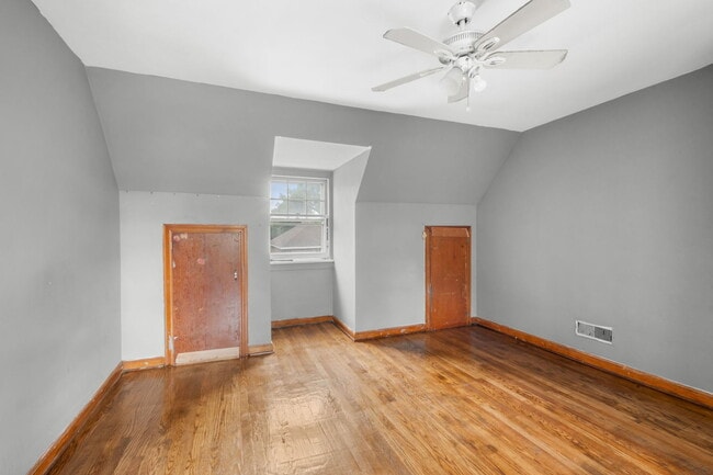 Building Photo - 296 E 148th Pl