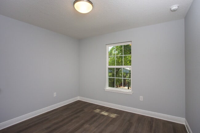 Building Photo - Great location! One block from DeVillier's Square and walking distance to Palafox.