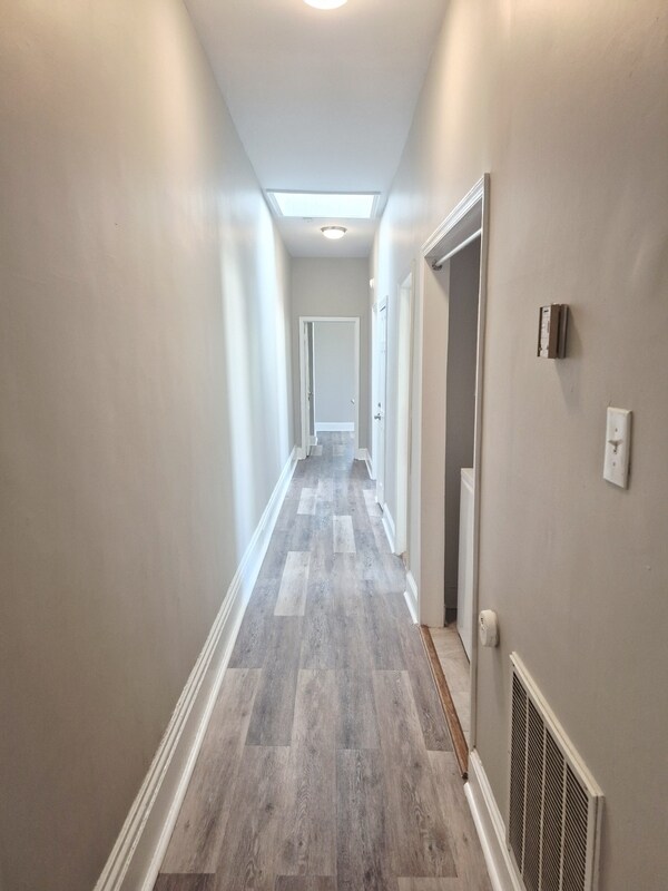 Building Photo - 709 1/2 West Clay Street - B