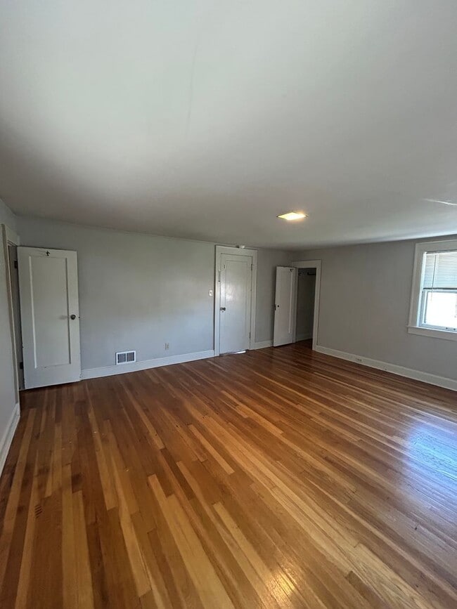 Building Photo - Charming 3-Bed Near UMKC – Hardwood Floors...