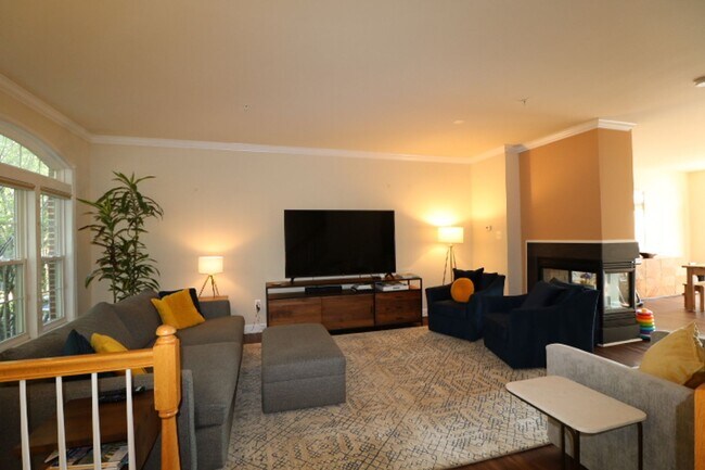 Building Photo - 308 Garden View Square