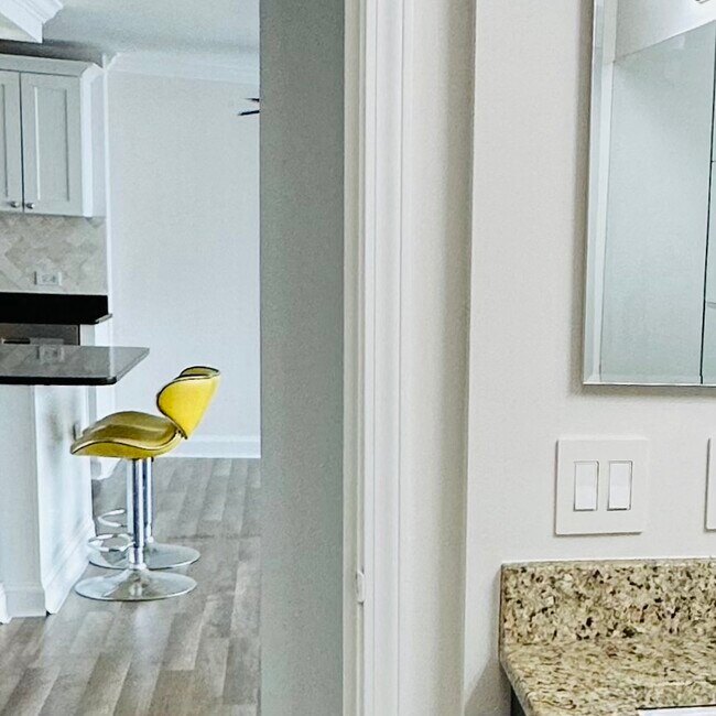 Building Photo - 5445 N Sheridan Rd