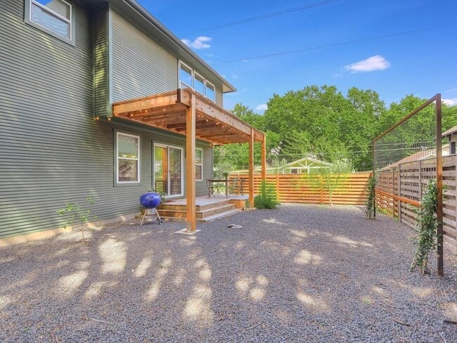 Building Photo - 1313 Garden St