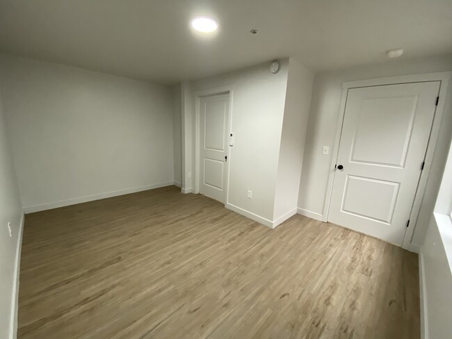 Building Photo - Completely Renovated Apartment!