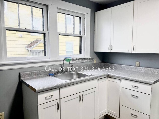 Building Photo - 1012 Brown St