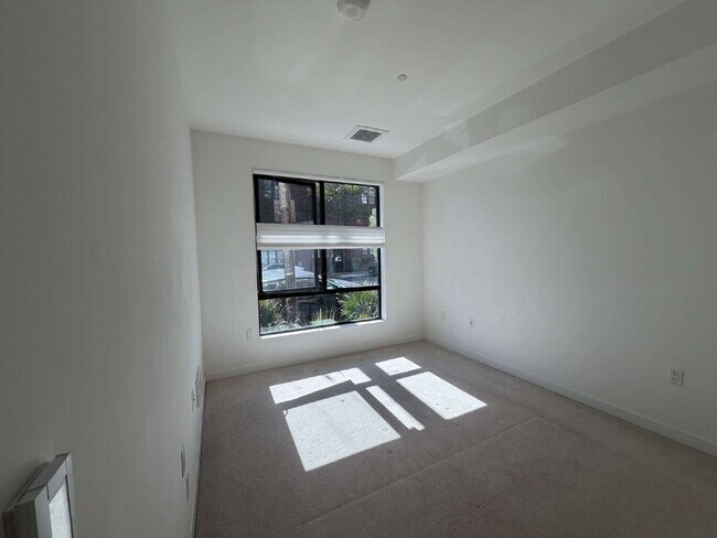 Building Photo - Luxurious Updated Condo in Dogpatch
