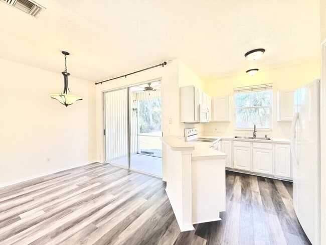 Building Photo - 13706 Forest Lake Dr